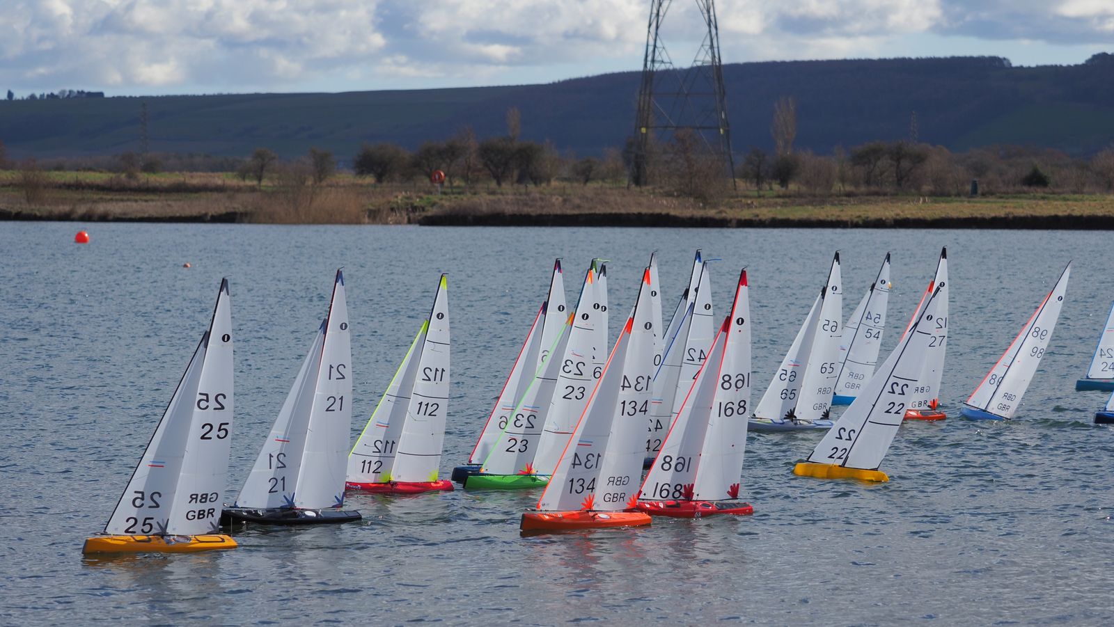 Modellsegelboote beim Start einer Regatta auf dem Wasser